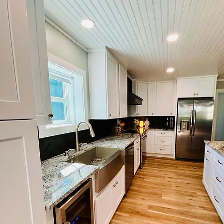 4 Bedroom, Pet Friendly, Downtown Home